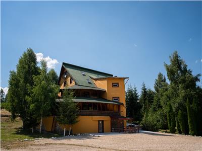 Complex turistic 18 camere, piscina si iaz, de vanzare, Rasnov - Glajarie, jud Brasov, negociabil