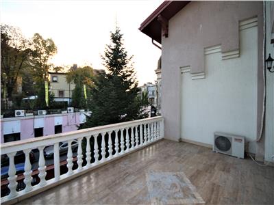 Corp vila, ideal locuinta, cu piscina si curte proprie in centru, Bucuresti